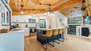 Refrigerador, microondas, horno, lavavajillas