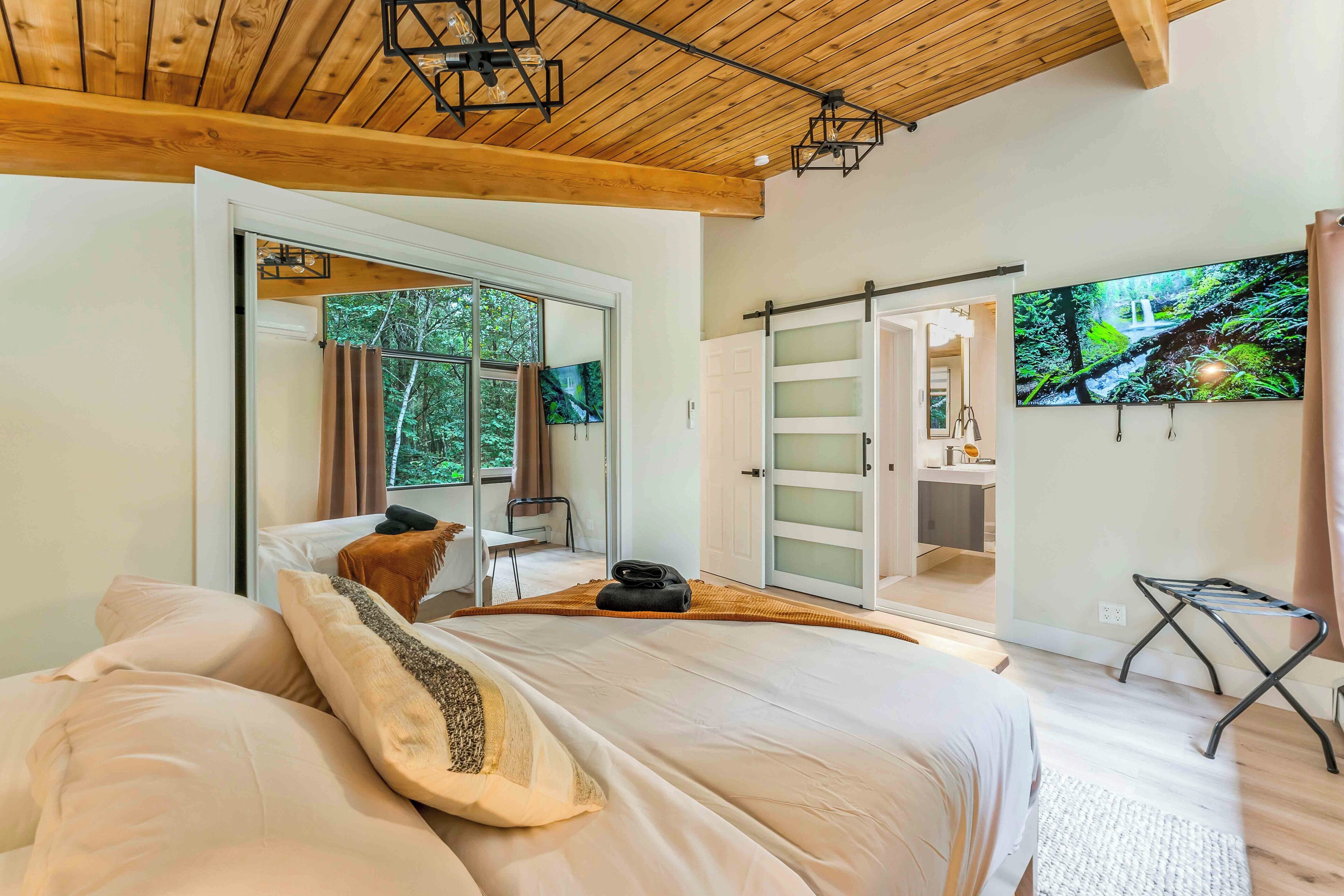 4 bedrooms, iron/ironing board, WiFi, bed sheets