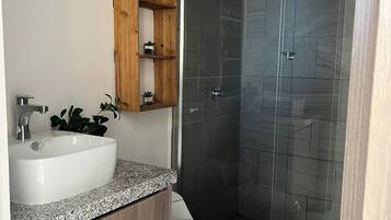 Ducha, secador de pelo, toallas, jabón