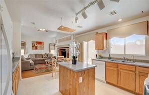 Living area - 3-bedroom house in peaceful North Las Vegas with AC (North Las Vegas)