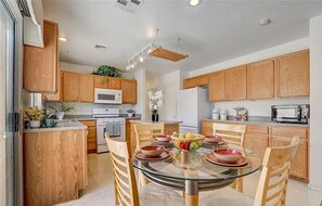 Private kitchen - 3-bedroom house in peaceful North Las Vegas with AC (North Las Vegas)