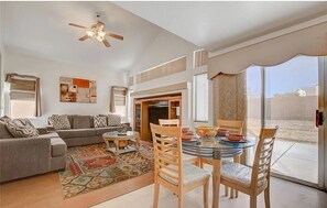 Living area - 3-bedroom house in peaceful North Las Vegas with AC (North Las Vegas)