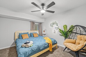 Escritorio, tabla de planchar con plancha, cuna de viaje y wifi gratis