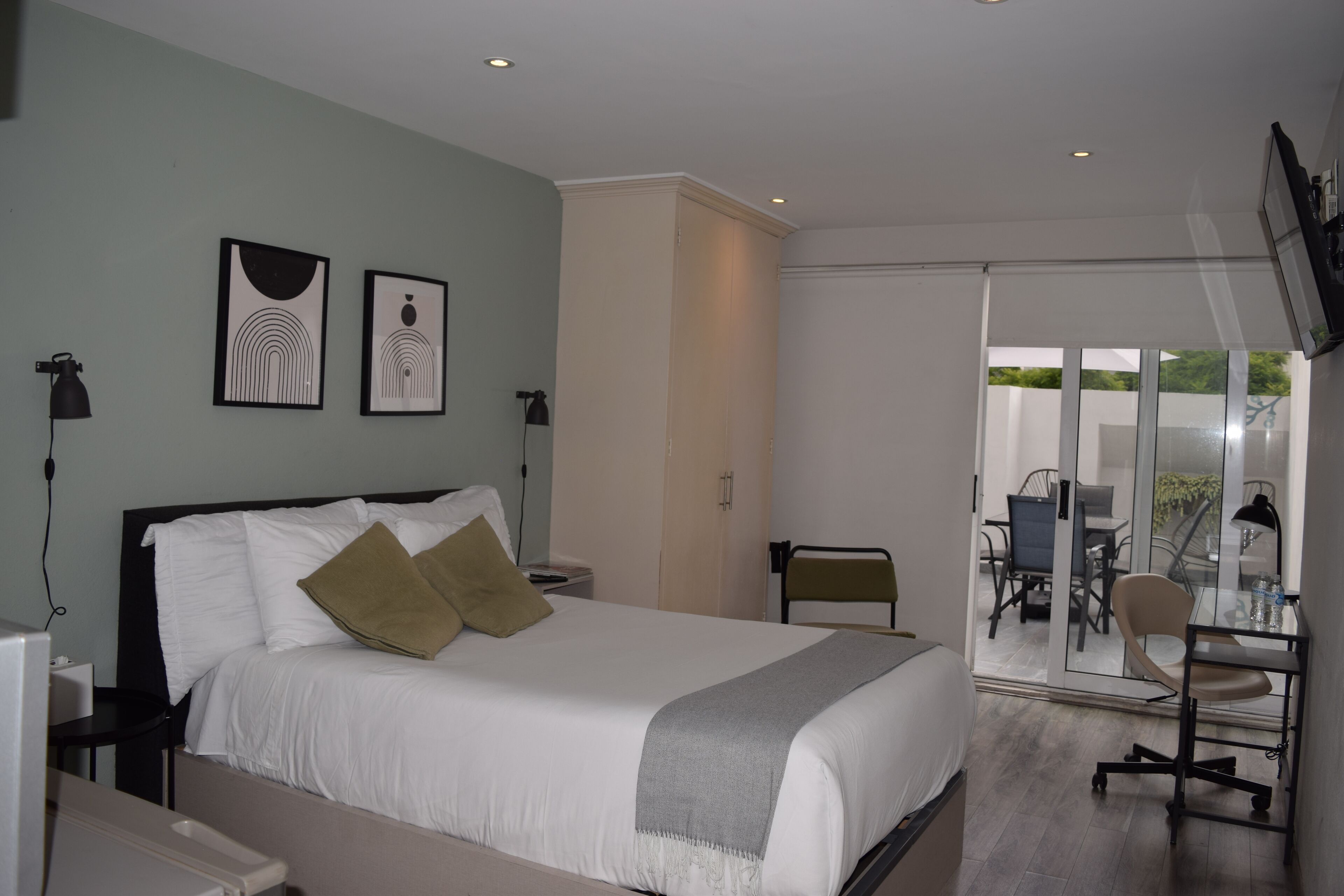 Suite, balcon | Coffres-forts dans les chambres, bureau