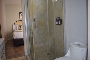 Shower, hair dryer, towels, soap - Hotel MIIRO (Mexico City)