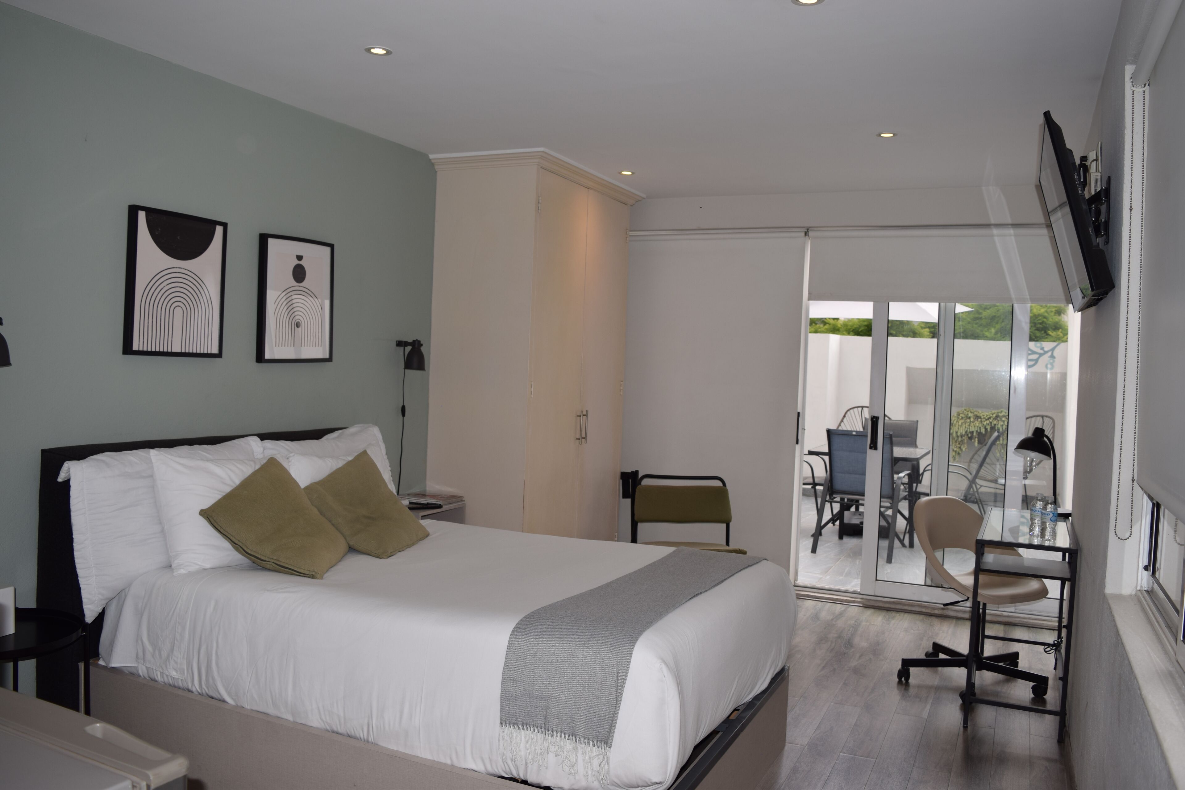 Suite, balcon | Coffres-forts dans les chambres, bureau