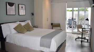 Suíte, sacada | Cofres nos quartos, escrivaninha, espaço de trabalho para notebook