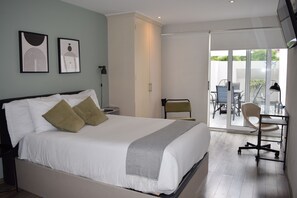 套房, 露台 | 房內夾萬、書桌、手提電腦工作空間、遮光窗簾/窗簾