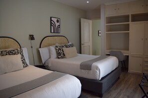 In-room safe, desk, laptop workspace, blackout drapes - Hotel MIIRO (Mexico City)