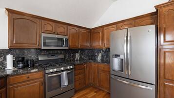 Mikrobølgeovn, ovn, kokeplater og oppvaskmaskin