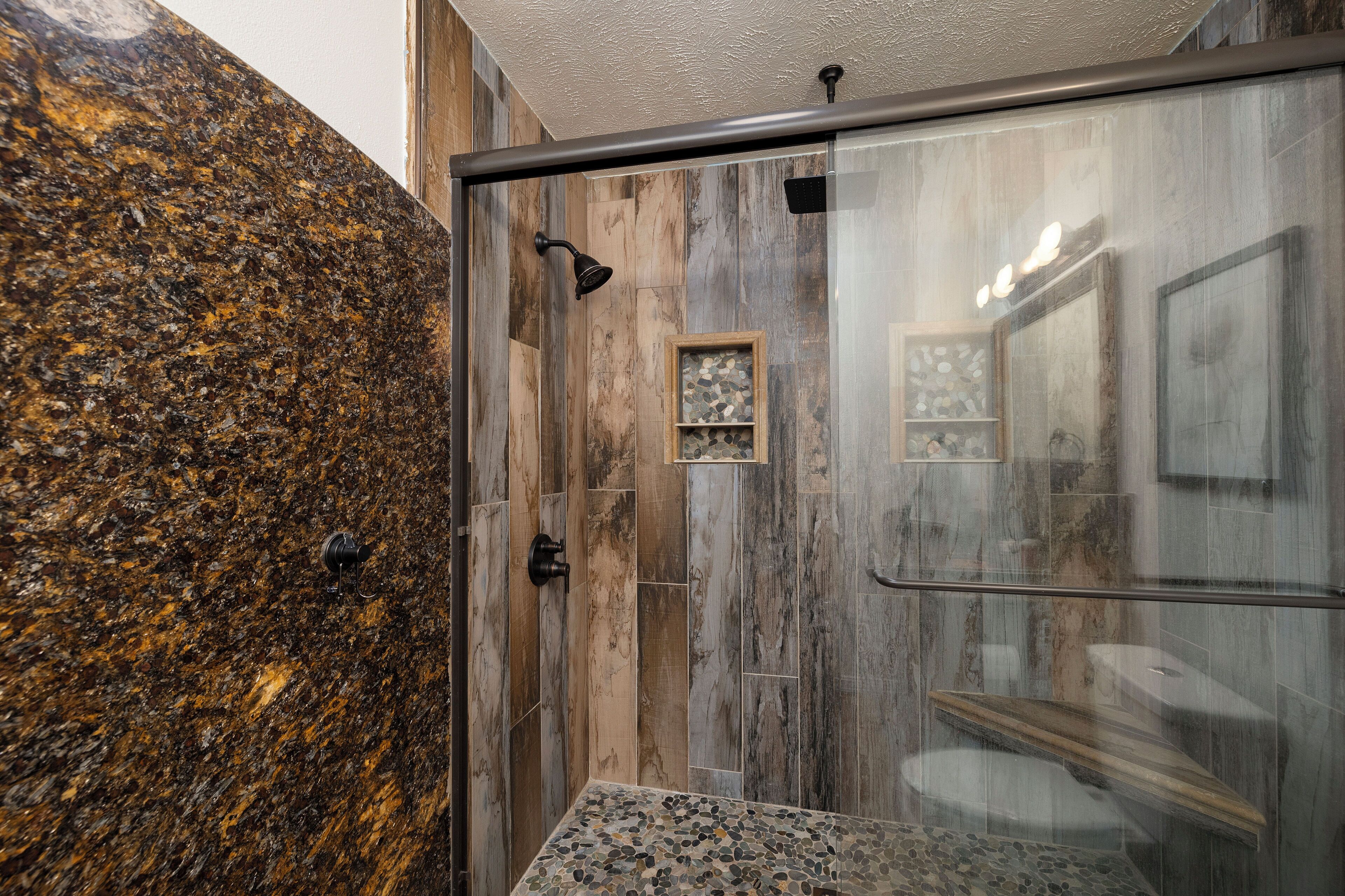 Douche, sèche-cheveux, bidet, serviettes fournies