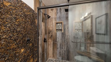 Douche, sèche-cheveux, bidet, serviettes fournies