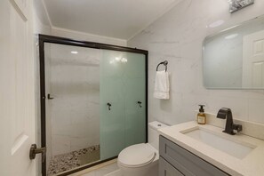 ヘアドライヤー、タオル、石鹸、トイレットペーパー