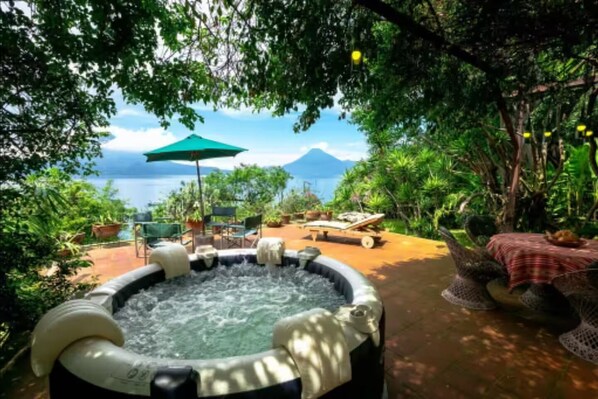 Outdoor dining - Serene 5-bedroom house in Panajachel perfect for your getaway (Panajachel)