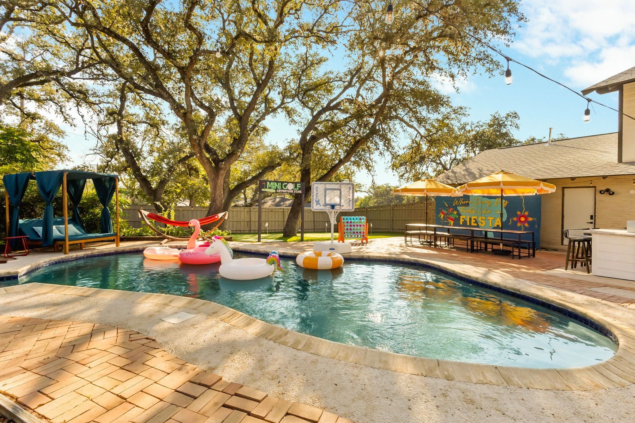 Alberca al aire libre y alberca climatizada