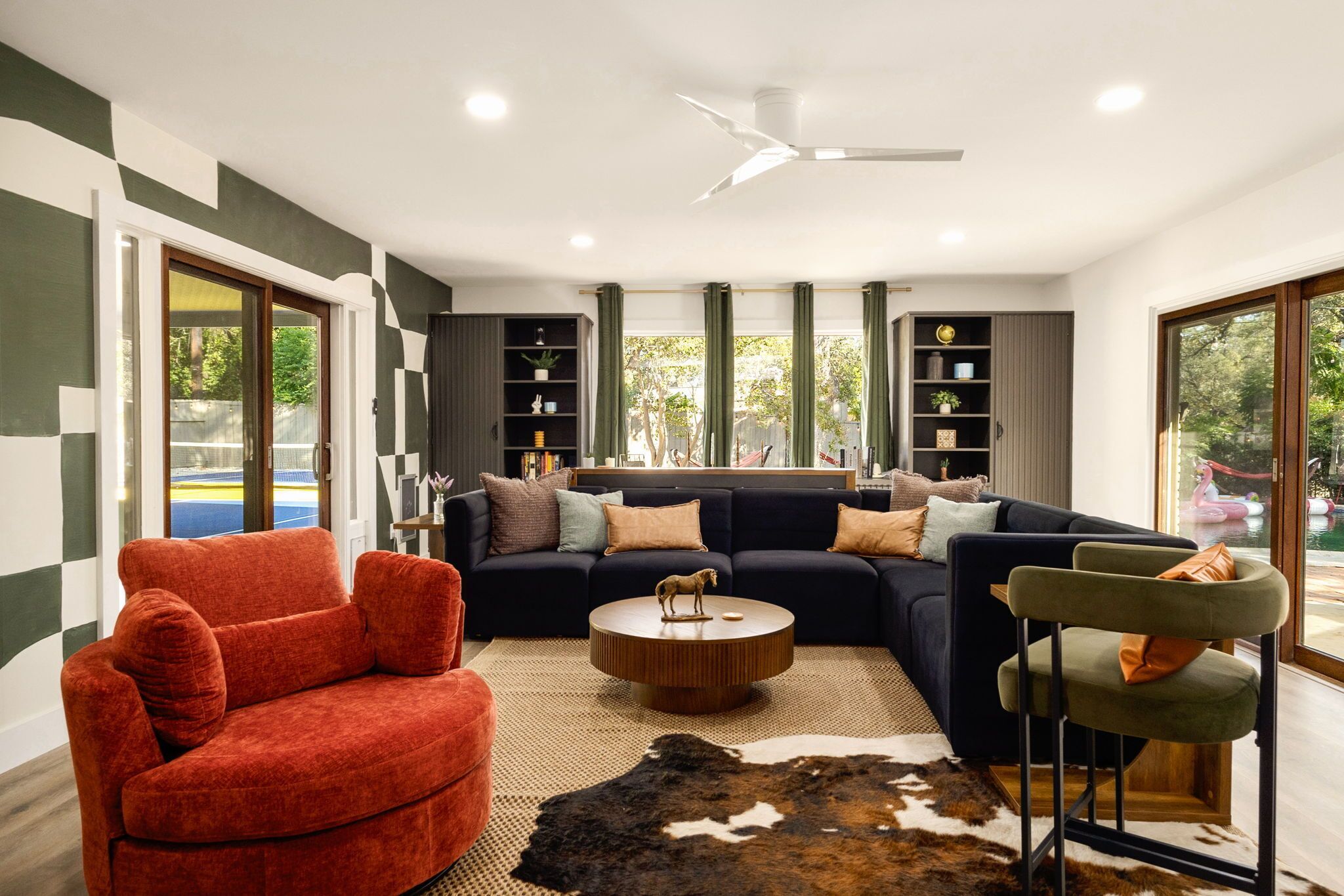 Smart TV, fireplace, ping pong, books