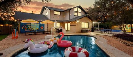 Alberca al aire libre y alberca climatizada