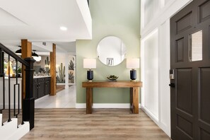 Interior - Pool + Pickleball + Bball + Mini Golf + Arcade + Hot Tub - Sleeps 20! (San Antonio)