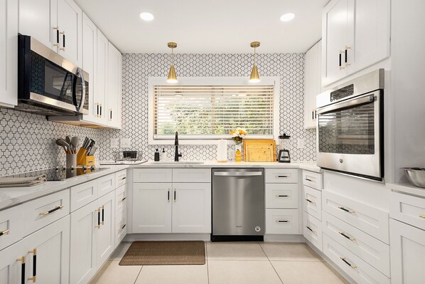 Een koelkast, een microgolfoven, een oven, een kookplaat