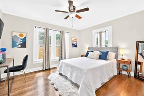 In-room safe, iron/ironing board, WiFi, bed sheets - The Cottage near WFU (Winston-Salem)