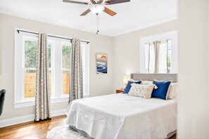 In-room safe, iron/ironing board, WiFi, bed sheets - The Cottage near WFU (Winston-Salem)