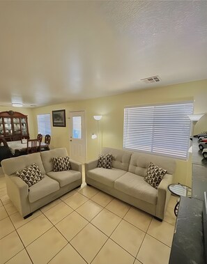 Living area - Amazing 3-bedroom house with AC in North Las Vegas (North Las Vegas)