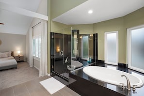Shower, towels, soap, toilet paper - Modern 4B 3BA Home Mins to Laguna Beach (Laguna Hills)
