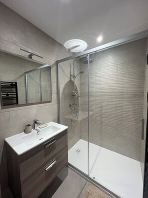 Ducha, secador de pelo, toallas