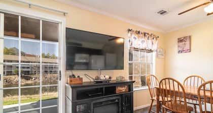 The Cozy Hideaway Stay for 6