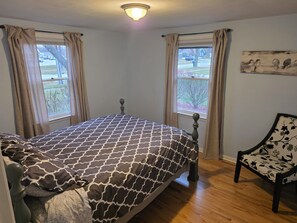 5 bedrooms, iron/ironing board, Internet, bed sheets