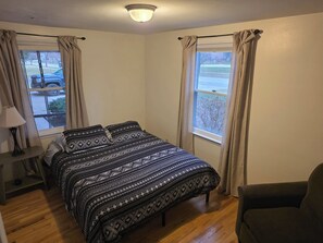 5 bedrooms, iron/ironing board, Internet, bed sheets