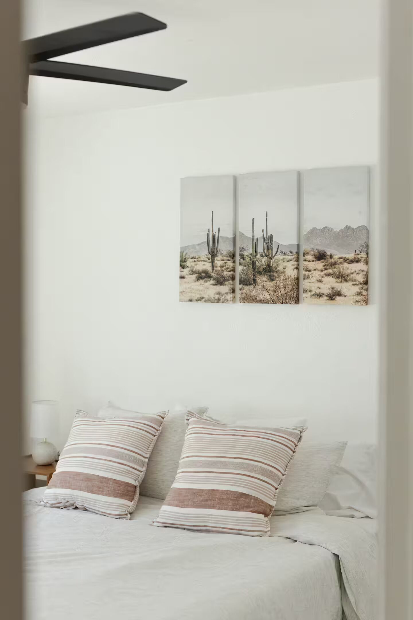 Tabla de planchar con plancha, wifi, ropa de cama