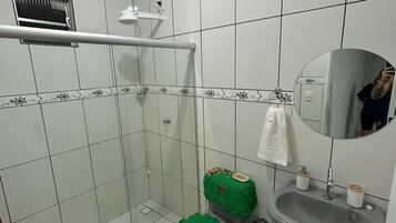 Een douche, handdoeken