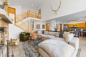 Smart TV, fireplace - Charming 4-bedroom house in Beaver Creek; Door-to-Door Shuttle; Private Hot Tub (Avon)