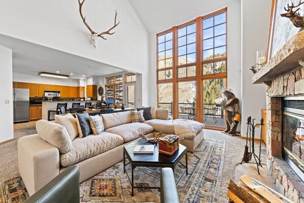 Smart TV, fireplace - Charming 4-bedroom house in Beaver Creek; Door-to-Door Shuttle; Private Hot Tub (Avon)