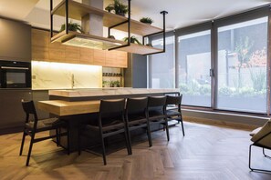 Een koelkast, een microgolfoven, een oven, een kookplaat