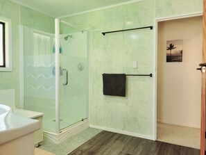 Bathroom - Hosts on the Coast Titoki Palms (Matarangi)