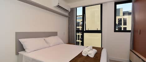 Cortines opaques, wifi gratuïta i roba de llit