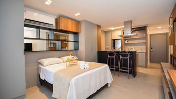 Apartment | Laptop workspace, blackout curtains, free WiFi, bed sheets