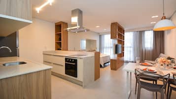 Appartement | Privékeuken | Een koelkast met diepvriezer, een oven, een kookplaat, een blender