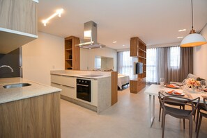 Apartment | Private kitchen | Full-size fridge, oven, stovetop, blender - Studio frente a UFSC e HU  Viva Trindade (Florianópolis)