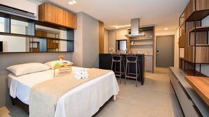 Leilighet | Skrivebord for bærbar PC, blendingsgardiner og wi-fi (inkludert)