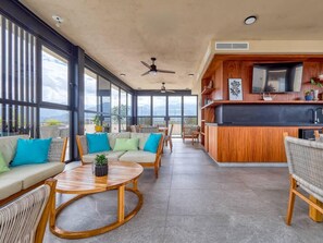 TV - Stylish 1-Bedroom Retreat in Versalles • Rooftop Pool & Gym (Puerto Vallarta)