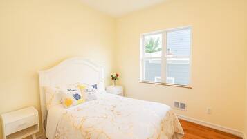 2 bedrooms, iron/ironing board, Internet, bed sheets