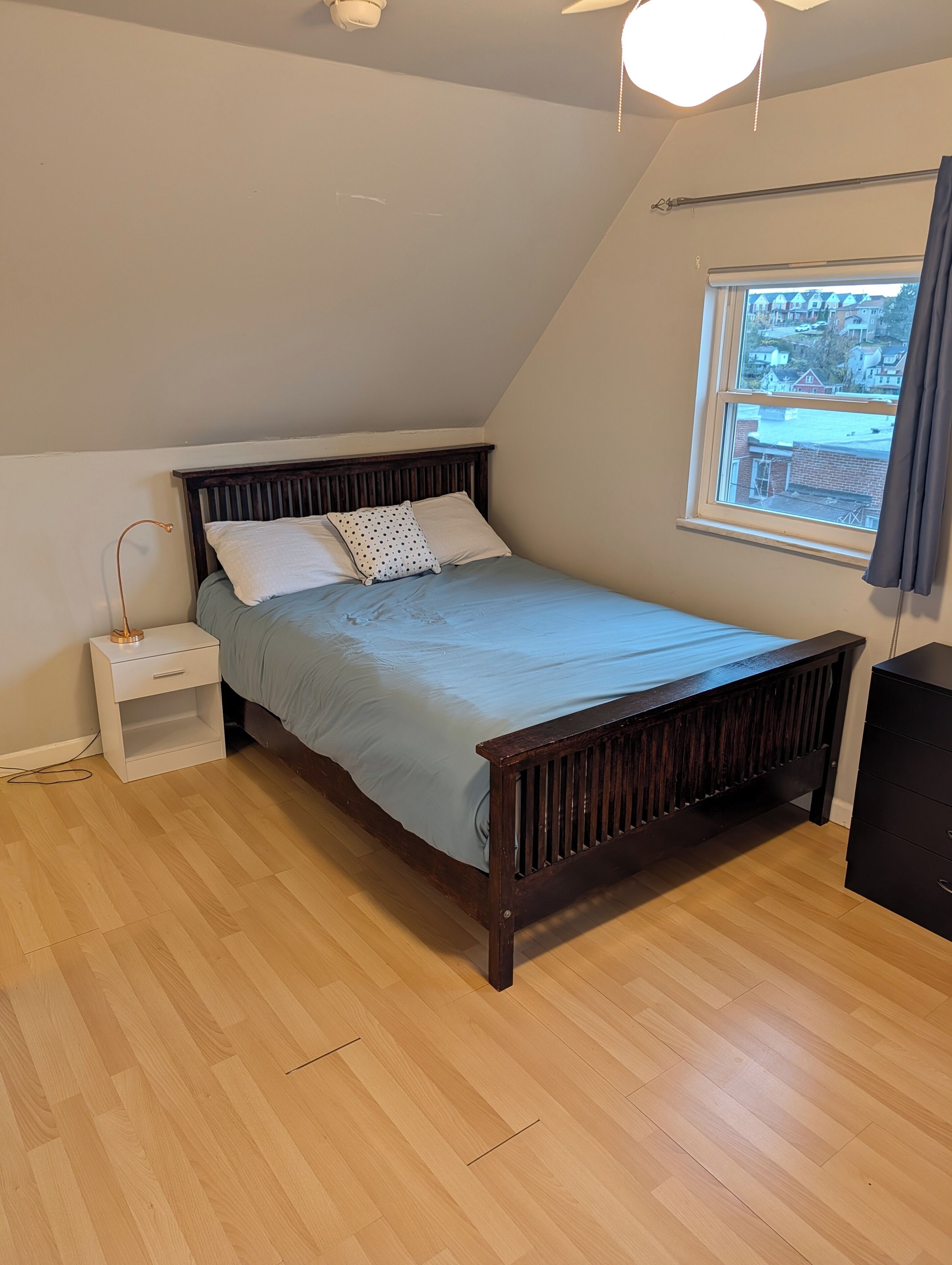 2 habitaciones, tabla de planchar con plancha, wifi y ropa de cama 