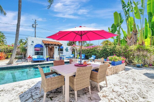 Outdoor dining - West Palm Beach Oasis, Bright Spacious 4 Bedroom Home (West Palm Beach)