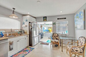 Microwave, oven, stovetop, dishwasher - West Palm Beach Oasis, Bright Spacious 4 Bedroom Home (West Palm Beach)
