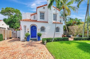 Exterior - West Palm Beach Oasis, Bright Spacious 4 Bedroom Home (West Palm Beach)