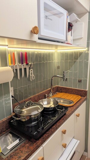Fridge, microwave, oven, stovetop - Lapa Studio | Hammock, Fast WiFi, Steps to Selarón | Walk to Glória/Subway (Rio de Janeiro)