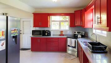 Condo, 3 Bedrooms, Balcony, Garden View | Interior